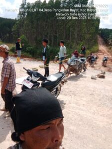 MASYARAKAT RT 04 RW 02 LOEBAK MAHANG, DESA PANGKALAN BAYAT TUTUP JALAN SEMENTARA GUNA MENGAWASI PELAKSANAAN PEMBENAHAN JALAN YANG SUDAH DIKESEPAKATI DENGAN PT. MBJ   